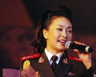 Peng Liyuan ist eine der besten Volksliedsängerinnen Chinas. Sie hat inzwischen landesweit zahlreiche Ehrungen in Gesangswettbewerben erhalten. 1987 heiratete sie Xi Jinping, den derzeitigen chinesischen Vizestaatspräsidenten.