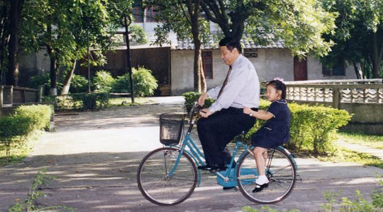 Die chinesische Nachrichtenagentur Xinhua hat vor kurzem mehrere alte Fotos von Xi Jinping veröffentlicht.