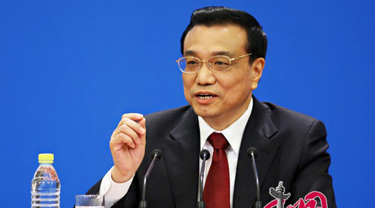 Am Sonntagvormittag wird Chinas Ministerpräsident Li Keqiang zu einer Pressekonferenz eingeladen. Dabei hat er die Fragen in- und ausländischer Journalisten beantwortet.