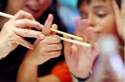Als eine der größten Erfindungen Chinas, sind die Essstäbchen nicht nur der wichtigste Teil der chinesischen Esskultur, sondern auch eng mit Philosophie und Kunst verbunden. Wie sieht das chinesische Besteck richtig benutzen und was Sie besser nie mit Stäbchen anstellen sollten, verrät Ihnen dieses Video.